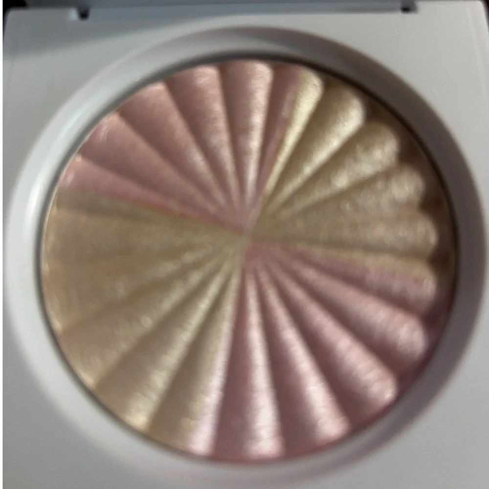 Ofra Highlighter in March Beauty Word new